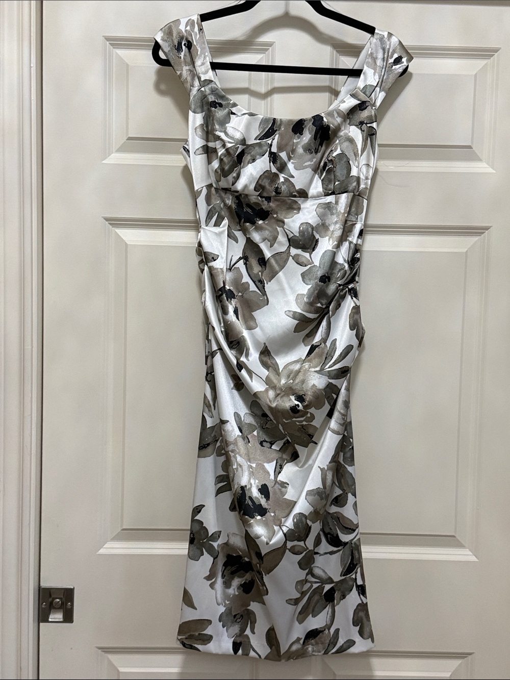 London Times rouched Floral Dress in White, black green and Taupe size 8